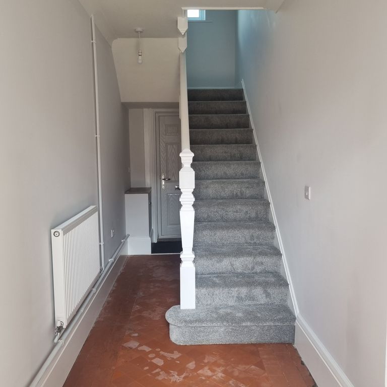 Property photo 2 of 8 Entrance/Stairs