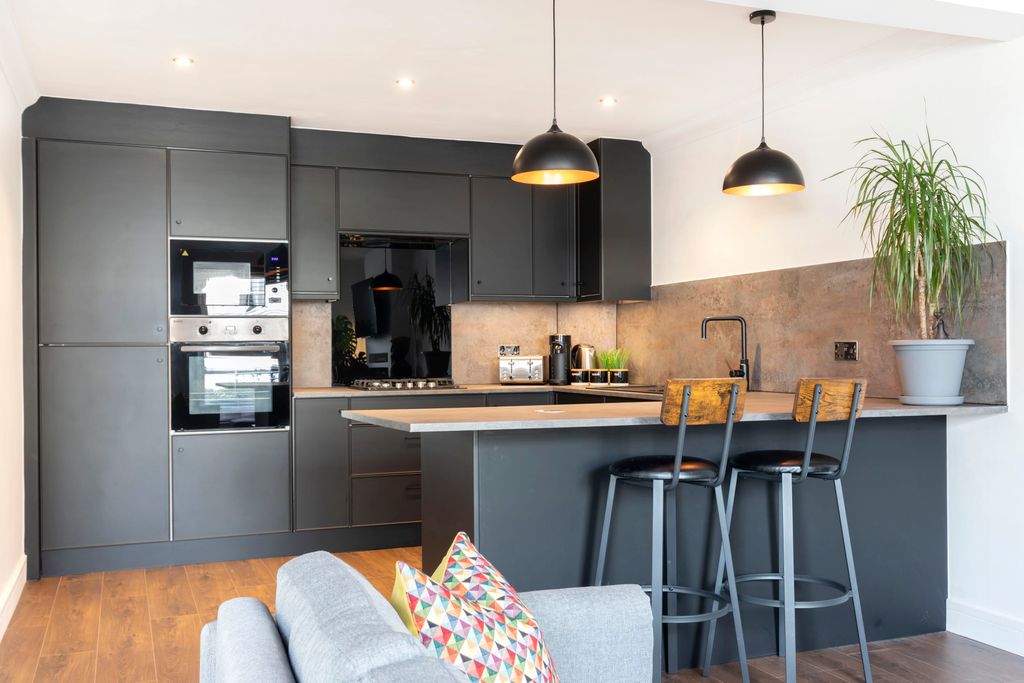Property photo 2 of 13 32 Grosvenor Place Sth-05