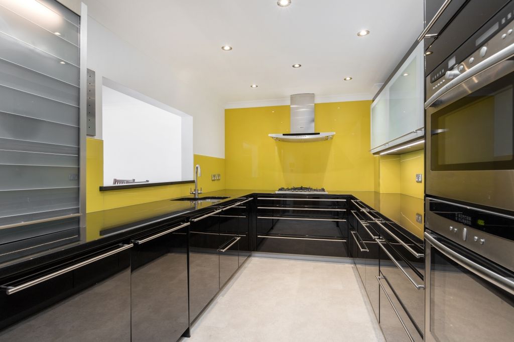Property photo 2 of 17 Springalls Wharf ...
