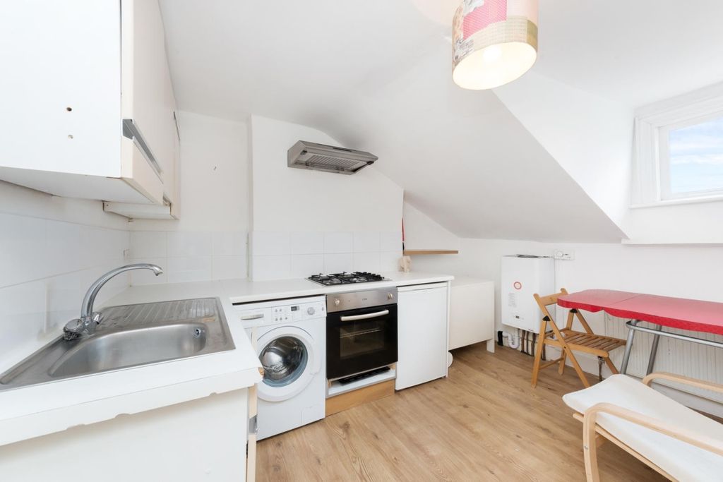 Property photo 2 of 5 Englefield Road T...