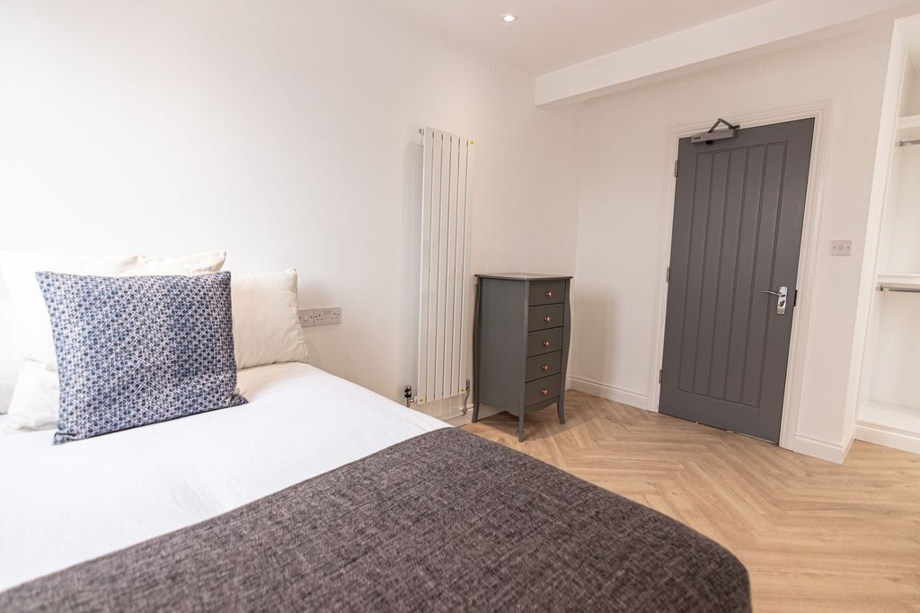 Property photo 2 of 6 A Bright And Welcoming Double Bedroom Featuring A ...