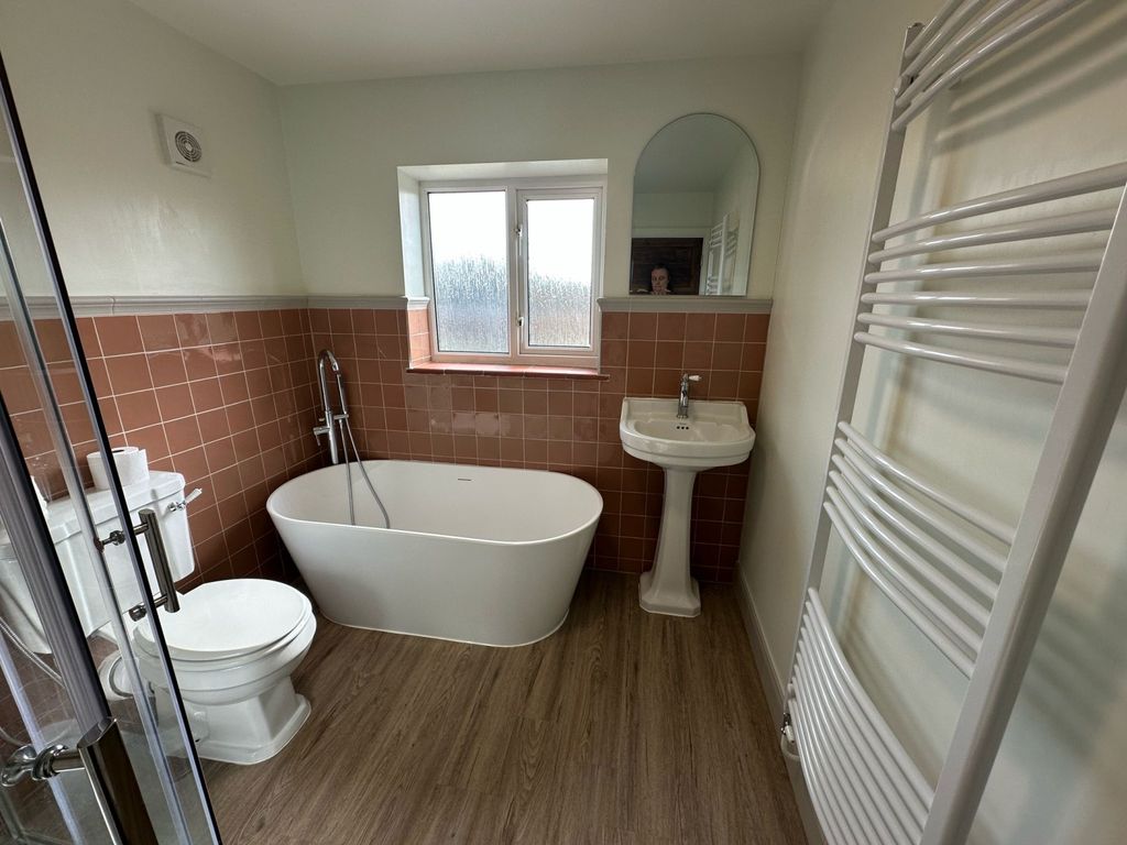 Property photo 3 of 10 Bathroom 1