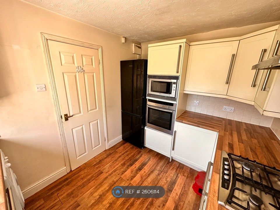 Property photo 3 of 12 Kitchen2