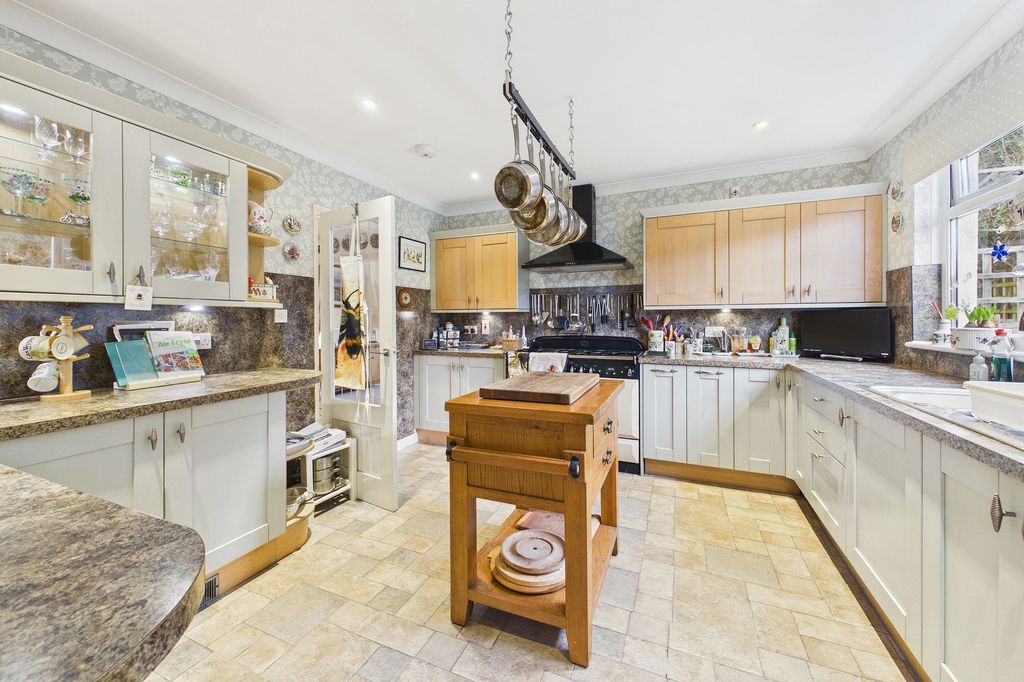 Property photo 2 of 29