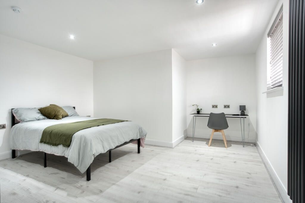 Property photo 3 of 15 A Spacious, Bright Master Bedroom With A Comfortab...