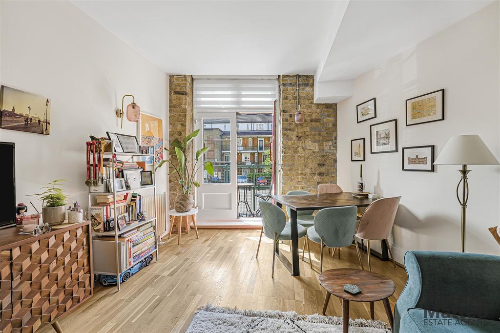 Property photo 1 of 17 Globe Wharf