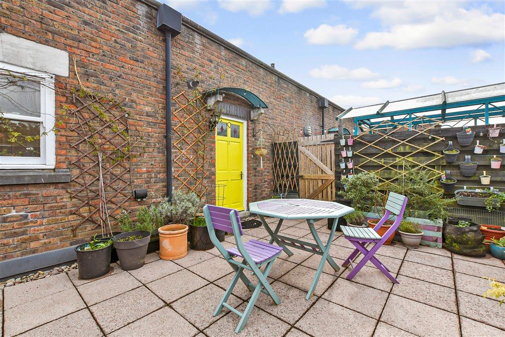 Property photo 1 of 10 Patio / Decking