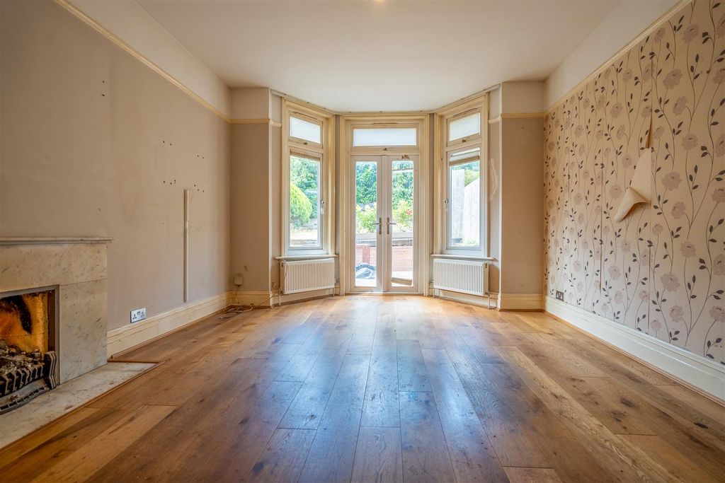 Property photo 2 of 16 Flat 1 Bedroom 1