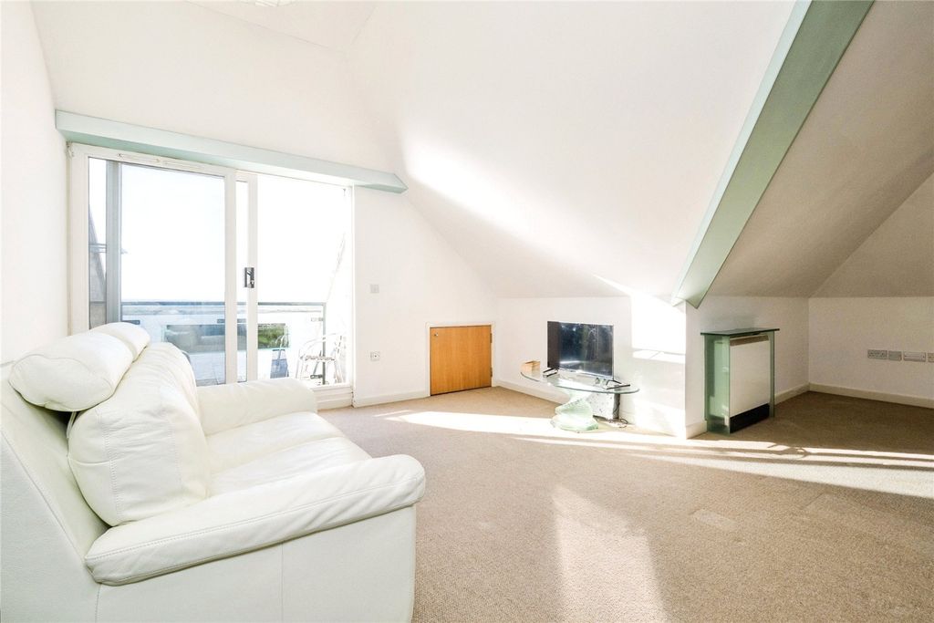 Property photo 3 of 17 Lounge