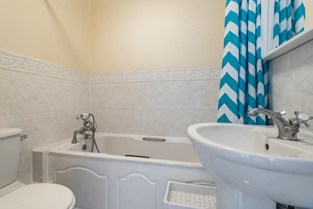 Property photo 2 of 10 Bathroom