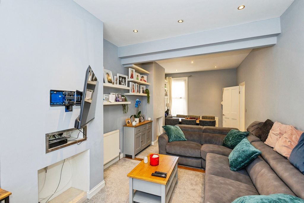 Property photo 2 of 20