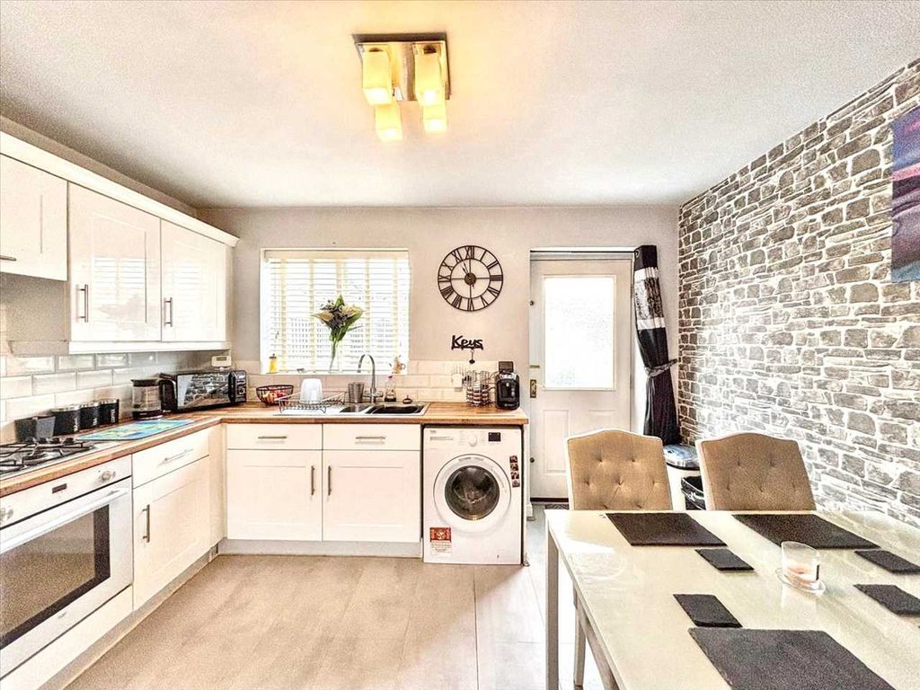 Property photo 2 of 25 Kitchen