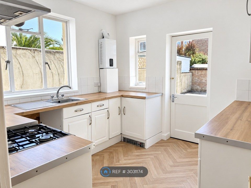Property photo 3 of 9 Kitchen