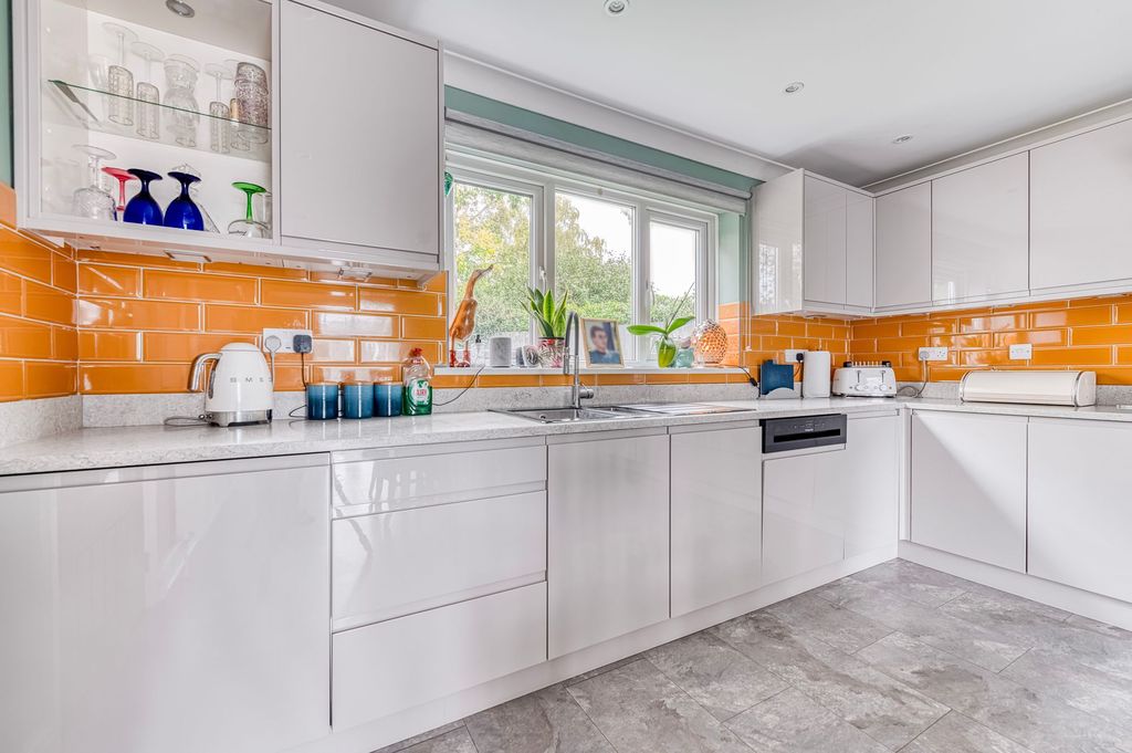 Property photo 3 of 23