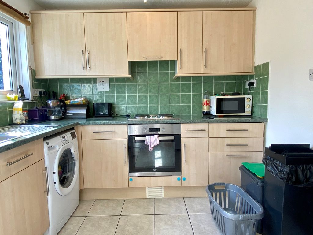 Property photo 3 of 8 Kitchen