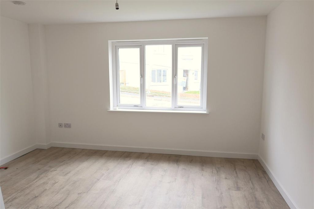 Property photo 3 of 12 Lounge