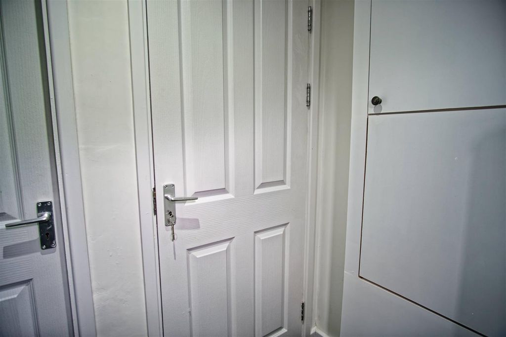 Property photo 2 of 7 Flat Entrance
