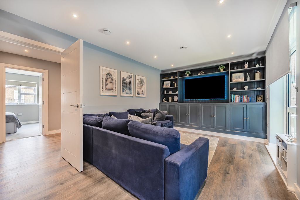 Property photo 1 of 18 Lounge