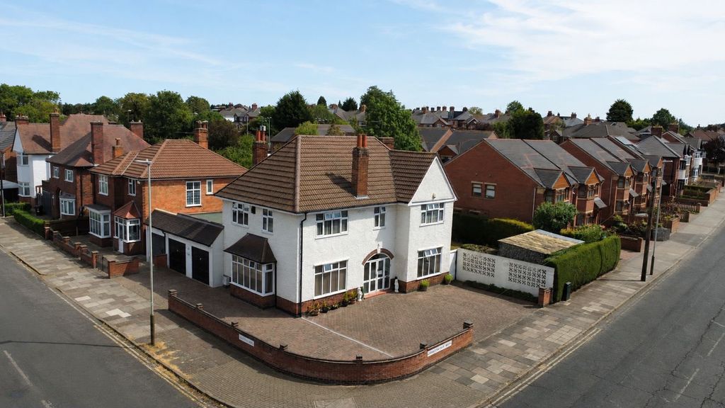 Property photo 2 of 39