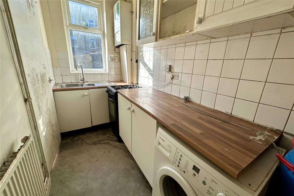 Property photo 2 of 9 Kitchen