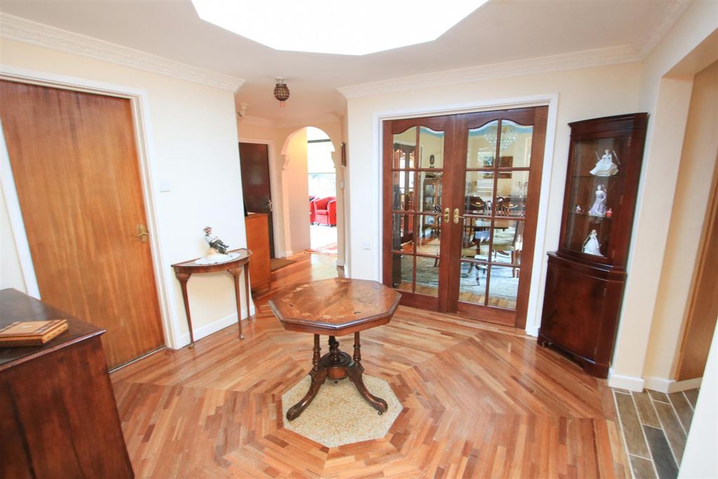 Property photo 3 of 28 Central Hall