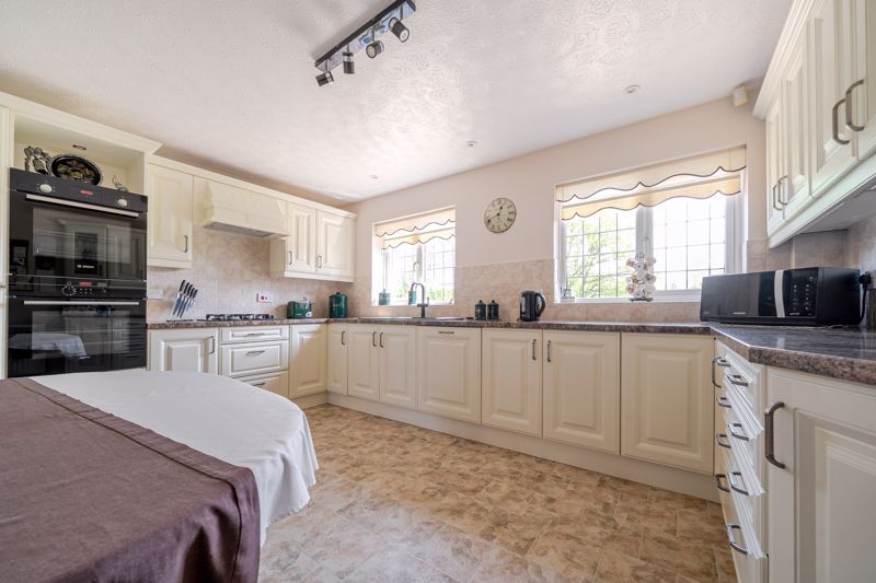 Property photo 3 of 21 Kitchen/Breakfast Room