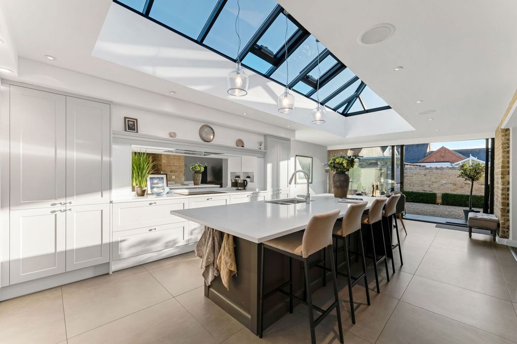 Property photo 2 of 34