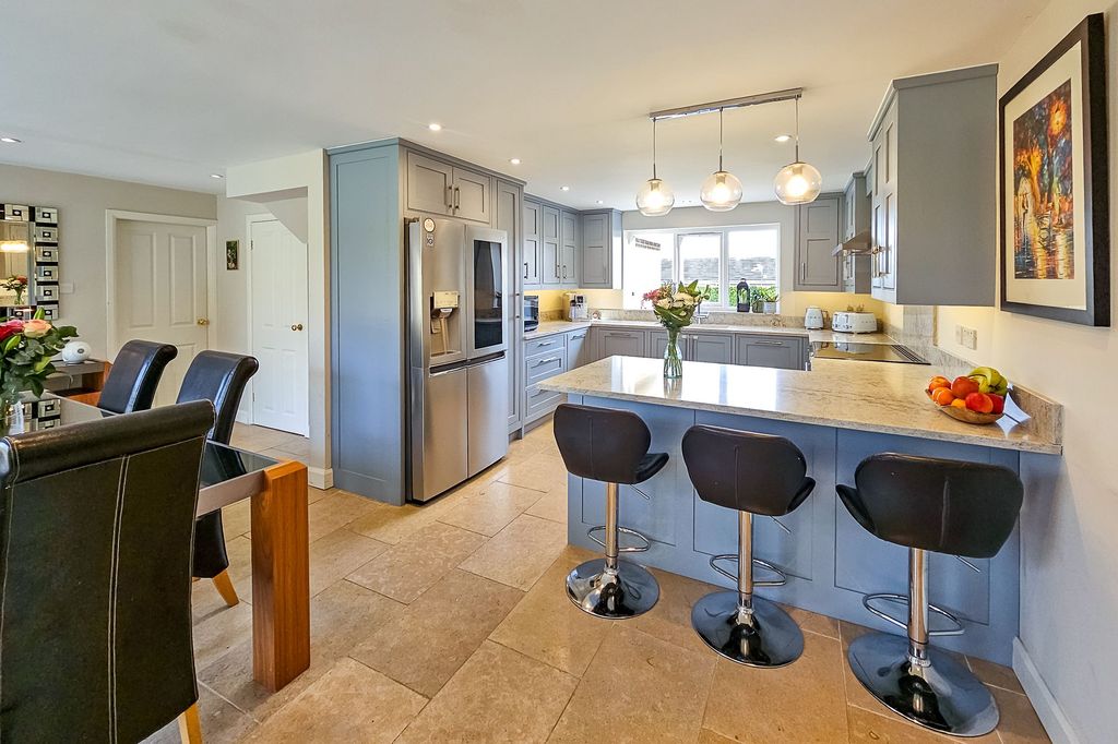 Property photo 2 of 32