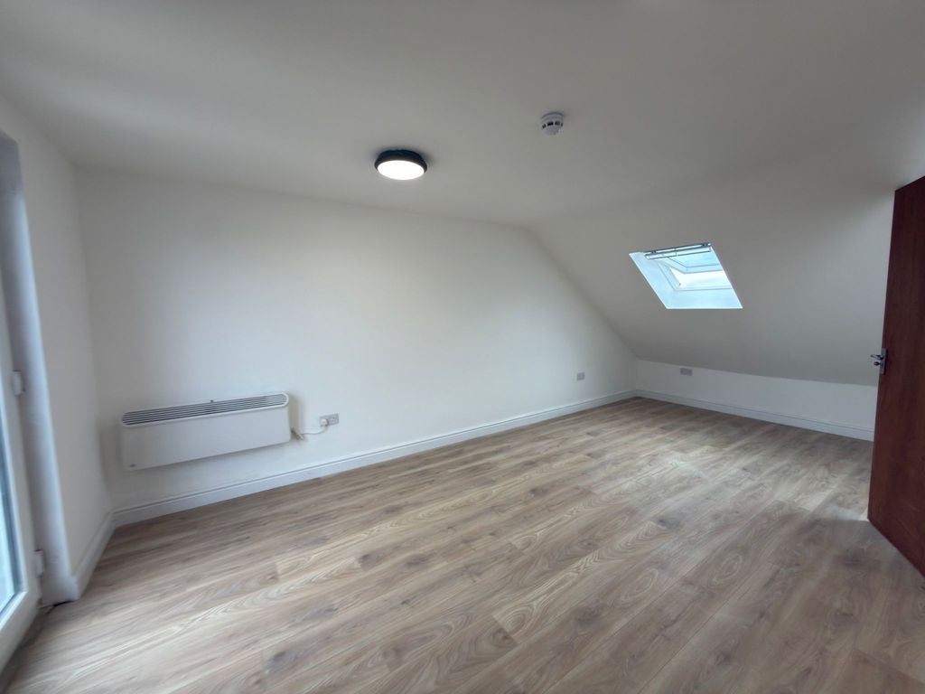 Property photo 1 of 17 Five Bedroom HMO House Close To Seven King Station- £4100