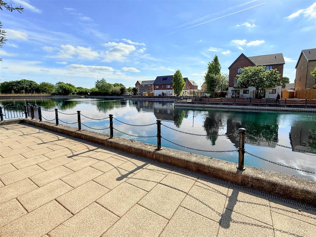 Property photo 2 of 36 Marina