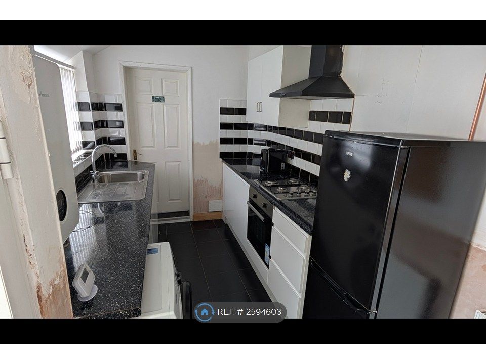 Property photo 3 of 7 Kitchen