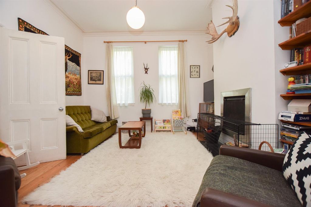 Property photo 3 of 18 Living Room