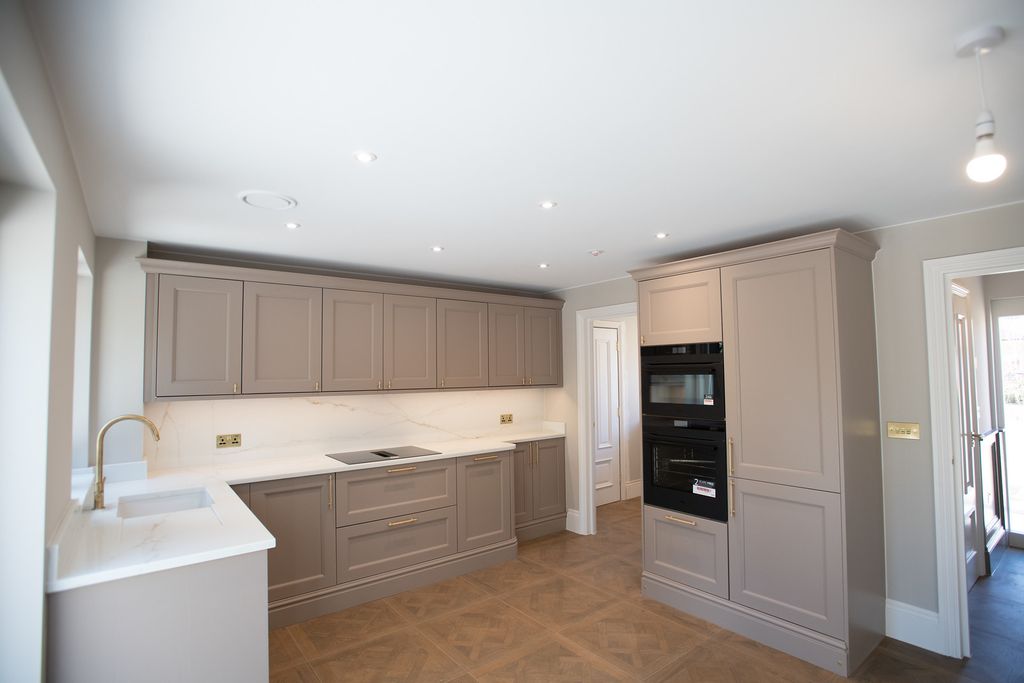 Property photo 2 of 21 8Foxleyp