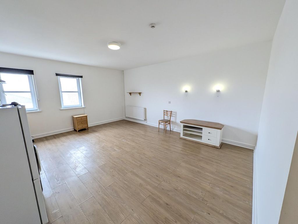 Property photo 1 of 7 Living Room