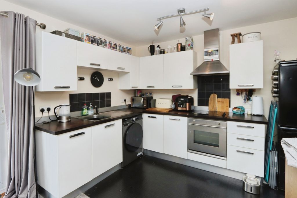 Property photo 3 of 11 Kitchen