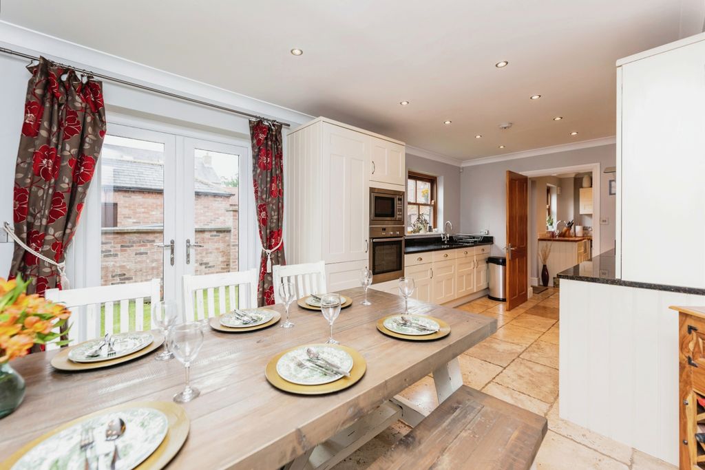 Property photo 3 of 15 Dining Area