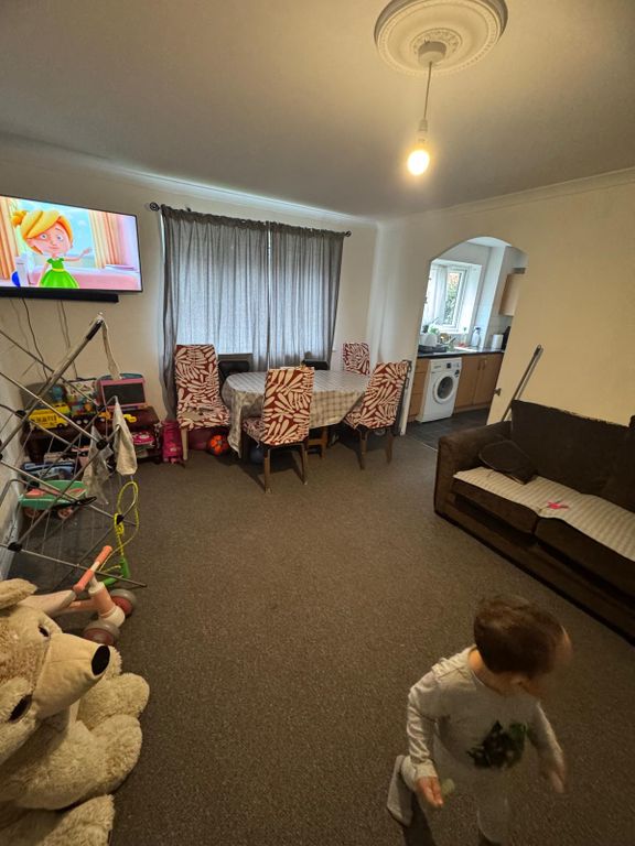 Property photo 1 of 7 A Lovely 2 Bedroom Ground Floor Flat For Sale In Chadwell Heath