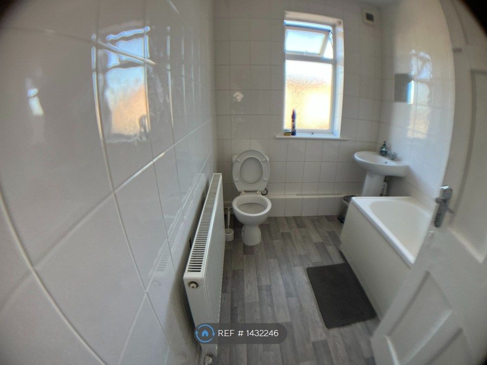 Property photo 3 of 7 Bathroom 1
