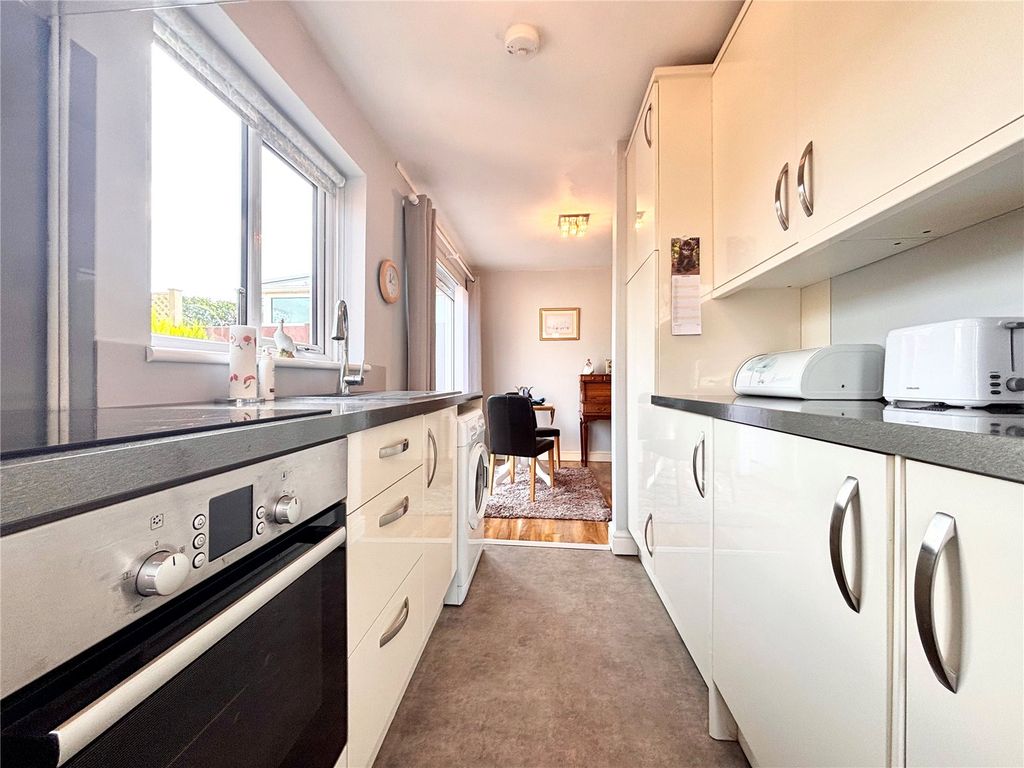 Property photo 3 of 18 Kitchen