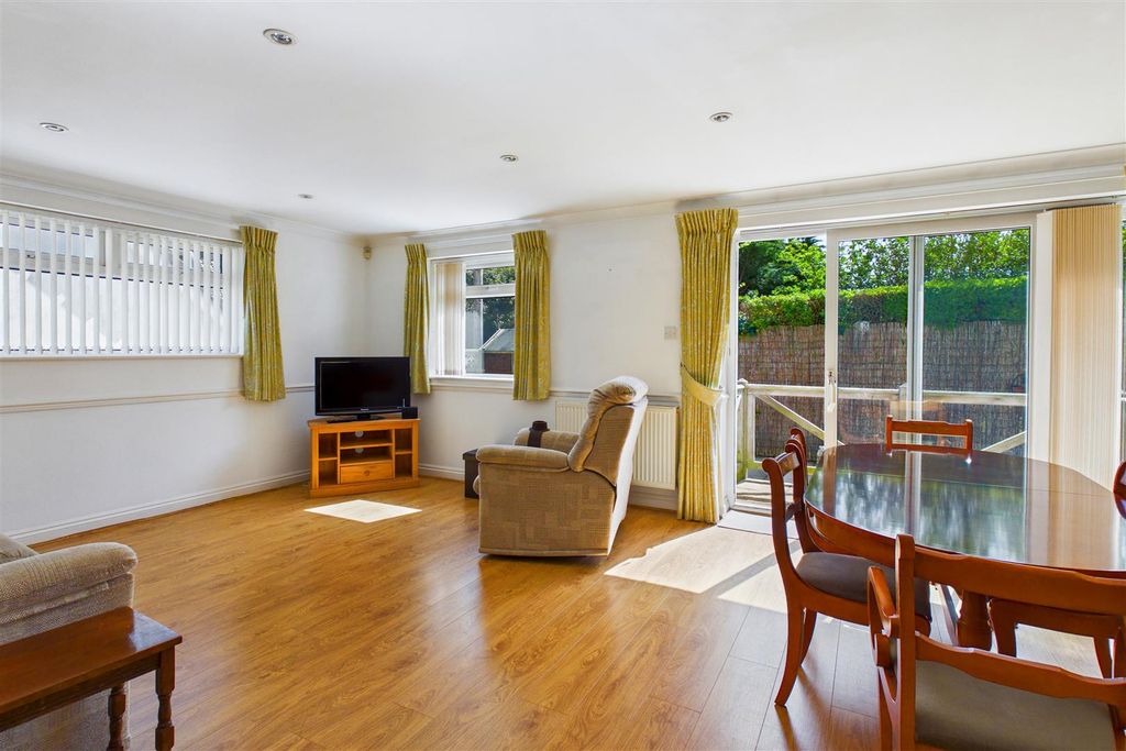 Property photo 3 of 10 Lounge