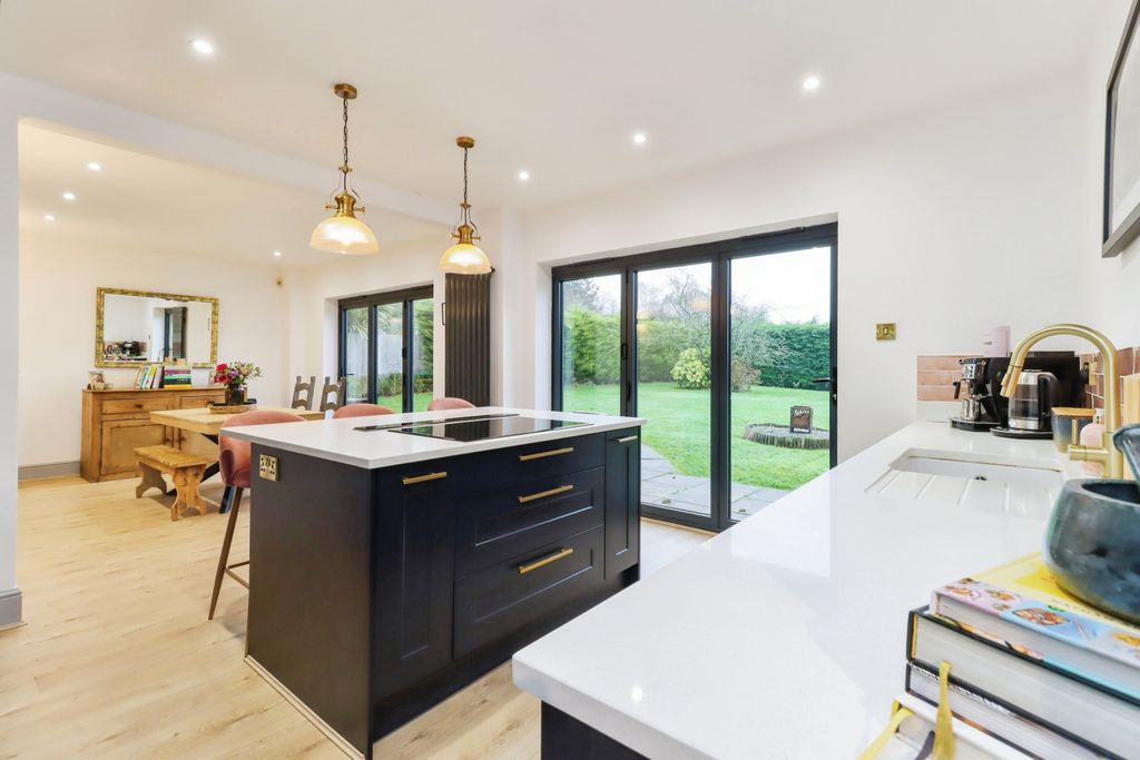 Property photo 3 of 15 Kitchen/Dining Room