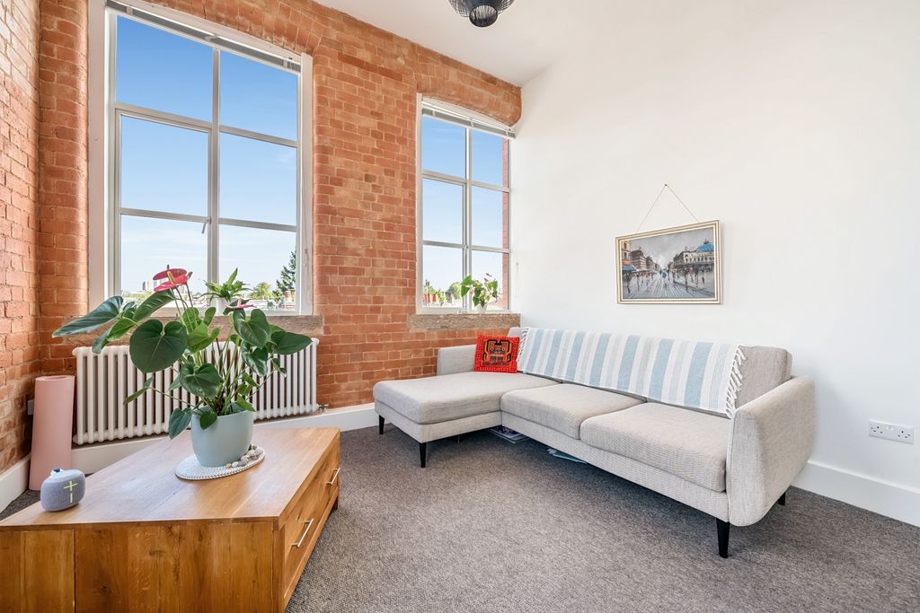 Property photo 1 of 9 Living Kitchen