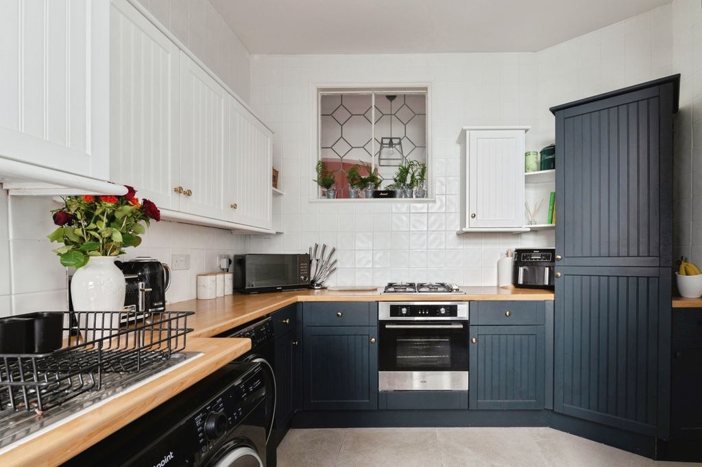 Property photo 3 of 17 Kitchen