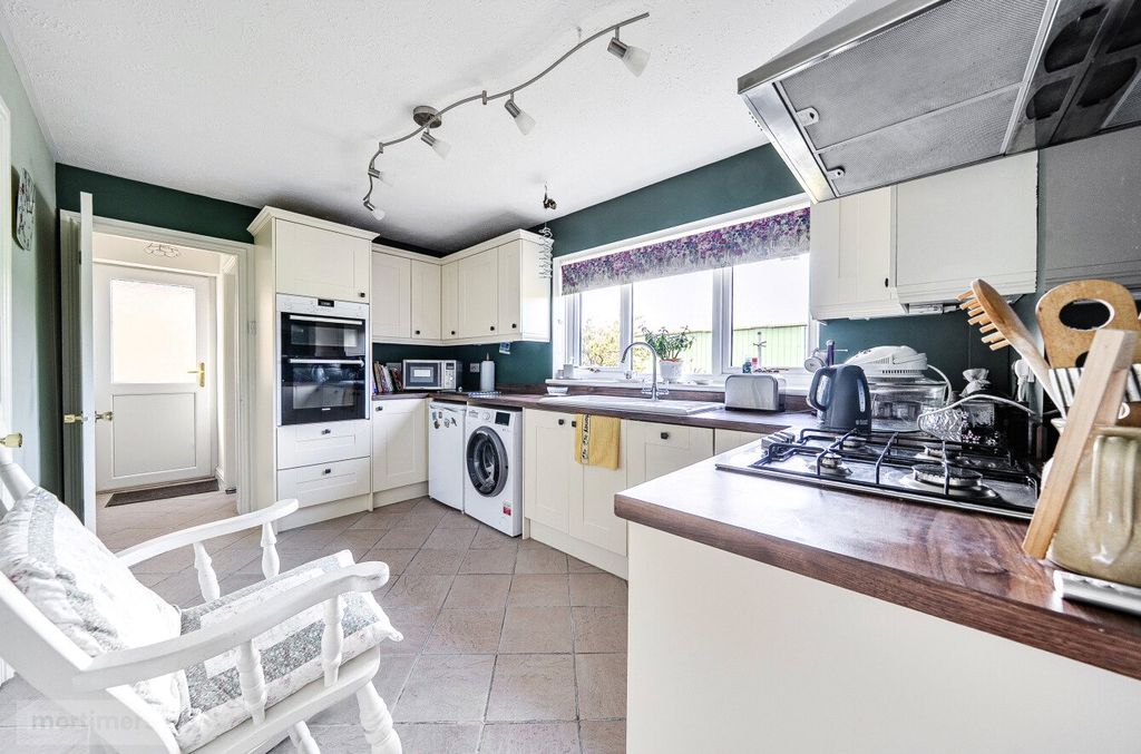 Property photo 2 of 18 Kitchen