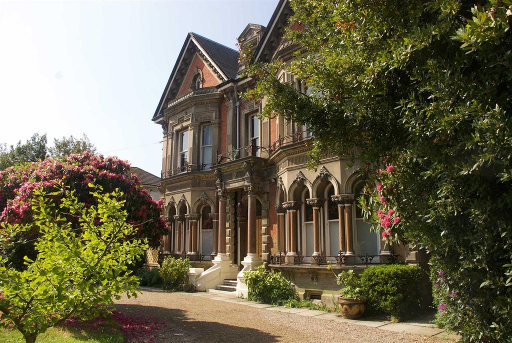 Property photo 1 of 50