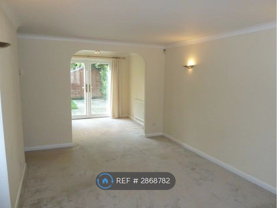 Property photo 3 of 31 Living Room