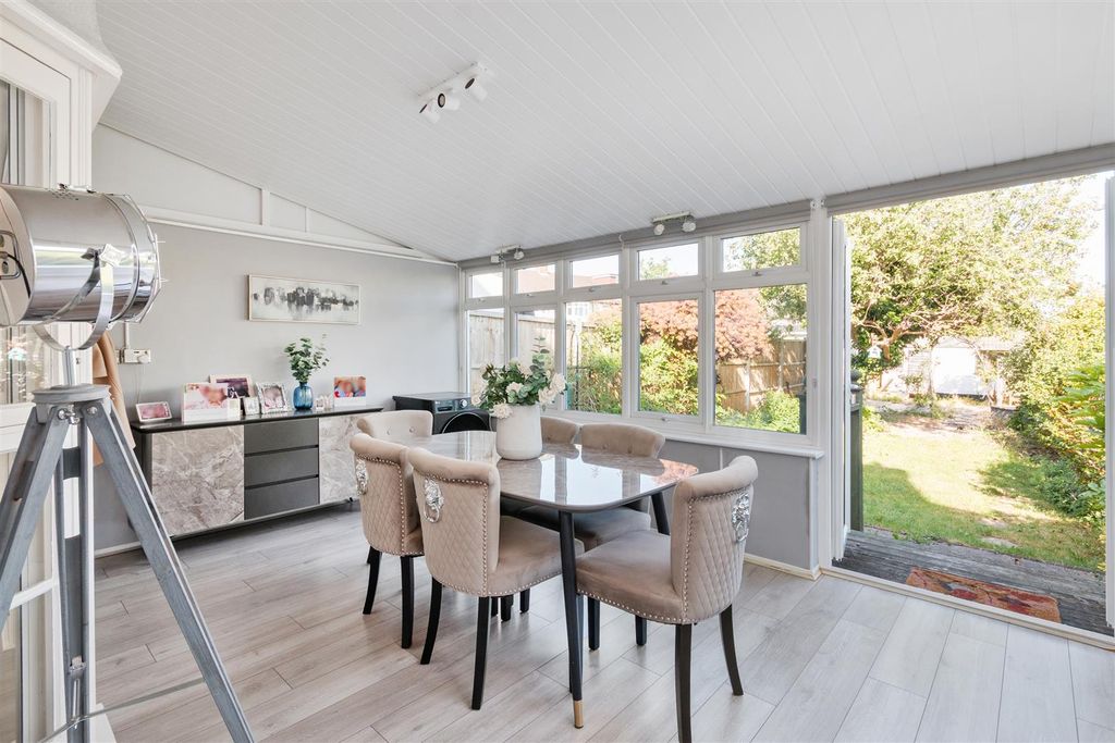Property photo 2 of 12 Wolsey Crescent