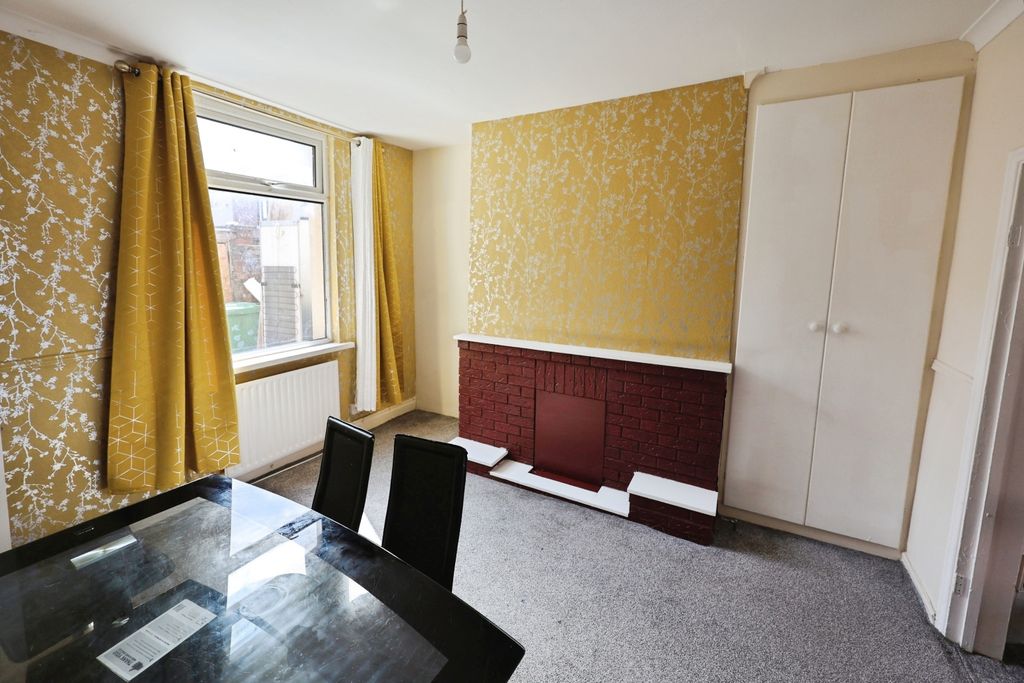Property photo 3 of 7 Pbox-Living_Room-319324.Jpg