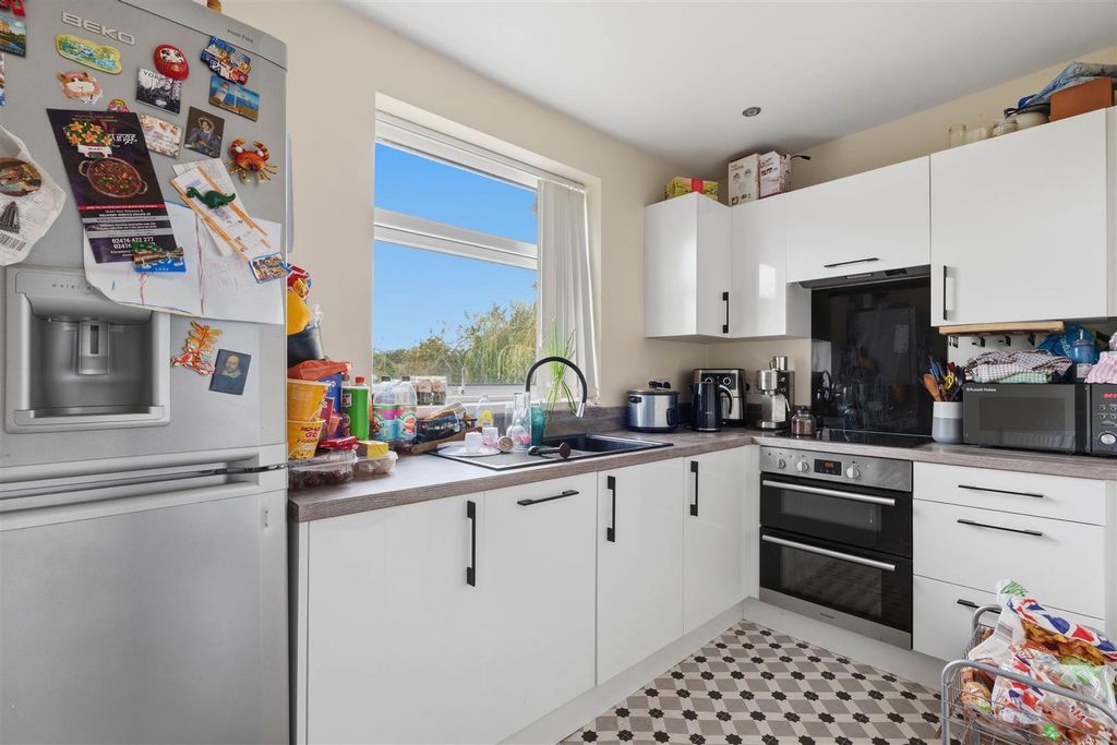 Property photo 3 of 19 Kitchen