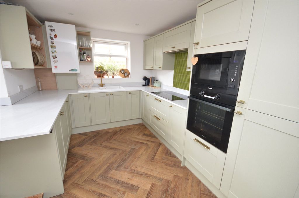 Property photo 2 of 14 Kitchen